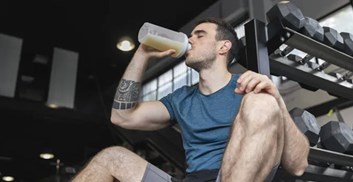 «تمرین صبحگاهی یا عصر؟ چه زمانی مکمل پروتئین مصرف کنیم؟»