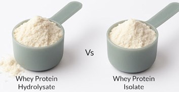 «مکمل وی یا ایزوله؟ کدام برای عضله‌سازی بهتر است؟»